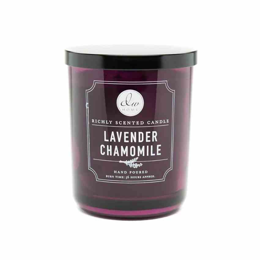 DW Home Candle in Lavendel Kamille dunkelviolette Kerze auf weißem Hintergrund