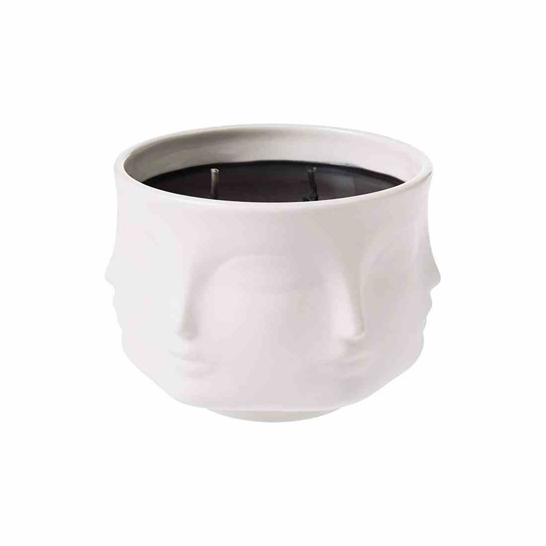 Jonathan Adler Ceramic Candle weiße Kerze mit Gesichtsschnitzereien und schwarzem Wachs auf weißem Hintergrund