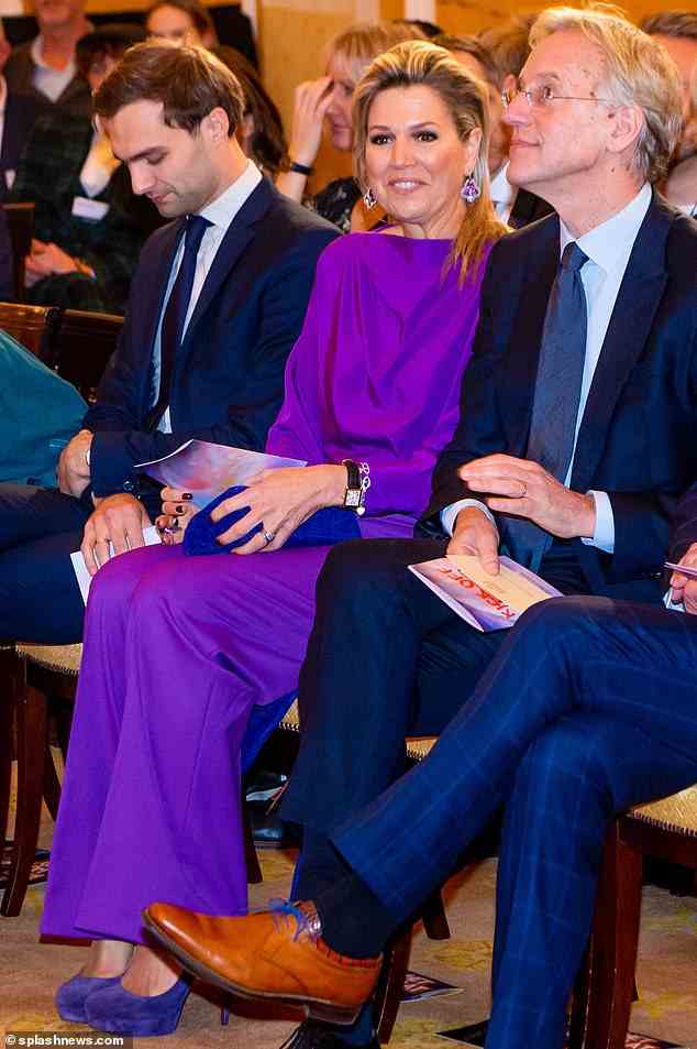 Sie kombinierte ihr Outfit mit lila Wildleder-High Heels, als sie an der Veranstaltung für die MIND Us Foundation im Noordeinde Palace teilnahm