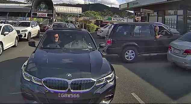 Der BMW scheint auf dem Parkplatz im dichten Verkehr zu stecken, aber der Toyota-Fahrer steigt aus und bittet den Fahrer, nach vorne zu rücken, damit er seinen Platz verlassen kann