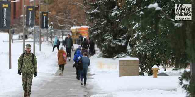 Studenten laufen auf dem Campus der University of Idaho herum, nachdem vier ihrer Kommilitoninnen vor Thanksgiving 2022 ermordet wurden