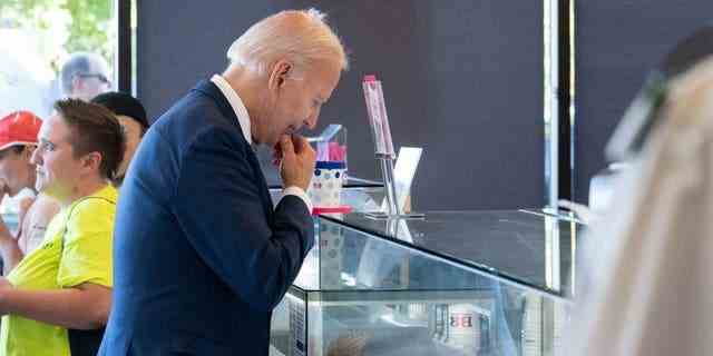 Präsident Joe Biden hält am 15. Oktober 2022 bei Baskin-Robbins in Portland, Oregon, für Eiscreme an.