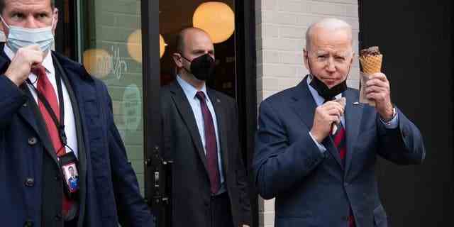 Präsident Joe Biden trägt eine Eistüte, als er am 25. Januar 2022 Jeni's Ice Cream in Washington, DC, verlässt.