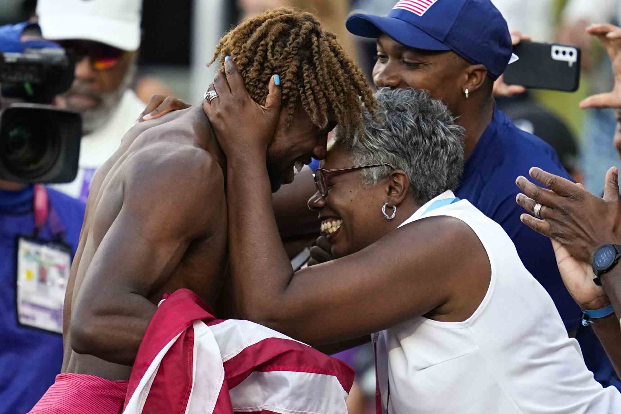 Der amerikanische Sprinter Noah Lyles begrüßt seine Familie, nachdem er den 200-Meter-Lauf bei den Weltmeisterschaften gewonnen hat.