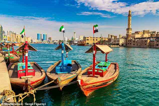 Abgebildet sind traditionelle Abras, hölzerne Segelboote, die im Creek zwischen Dubai und Deira herumflitzen