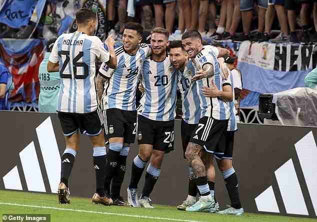 Argentinien feiert, nachdem Julian Alvarez gegen Australien zwei Tore erzielt hat