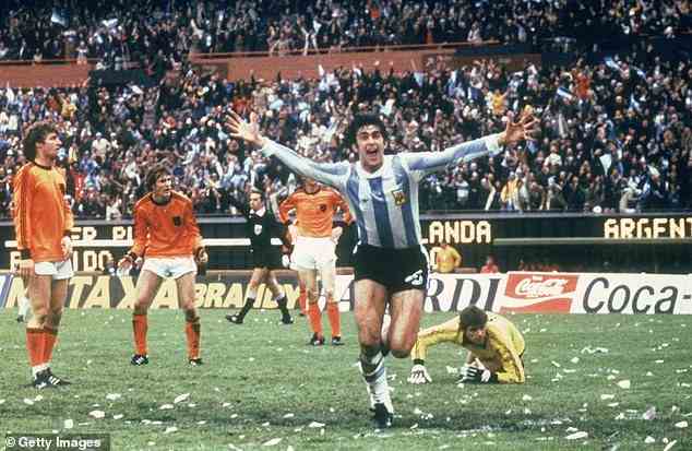Mario Kempes trifft im WM-Finale 1978 für Argentinien gegen Holland