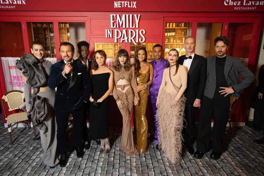 "Emily in Paris" Von Netflix – Weltpremiere der 3. Staffel: Inside Photocall im Theatre des Champs Elysees in Paris