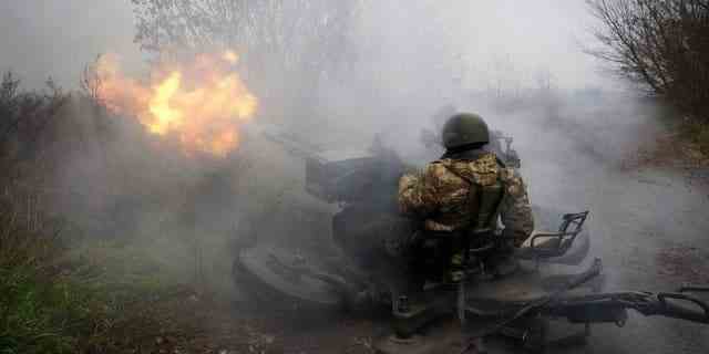 Soldaten der ukrainischen Nationalgarde feuern am Freitag, den 11. November 2022, aus einer Flugabwehrkanone in der Region Charkiw, Ukraine, auf russische Stellungen. 
