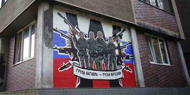 Ein Wandbild, das die paramilitärischen Söldner Russlands darstellt "Wagner-Gruppe" lesen, "Wagner-Gruppe - Russische Ritter" an einer Gebäudewand in Belgrad, am 17. November 2022. 