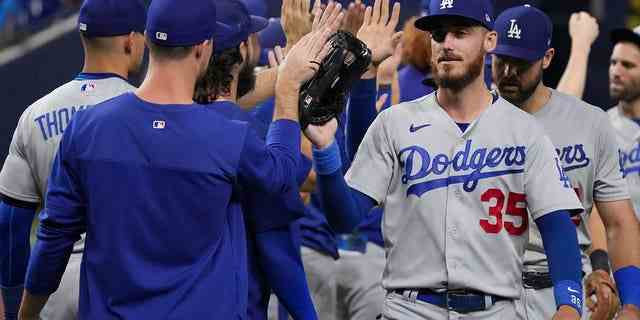 Cody Bellinger, #35 der Los Angeles Dodgers, wird von seinen Teamkollegen beglückwünscht, nachdem er die Miami Marlins am 29. August 2022 im LoanDepot Park in Miami besiegt hat.