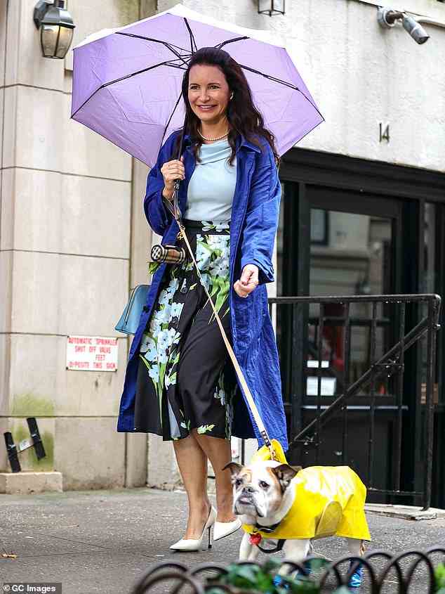 Ein Spaziergang: Die Schauspielerin und der Hund ihrer Figur trugen bunte Regenmäntel, als sie eine Szene in Manhattan für den Neustart von Sex And The City drehten