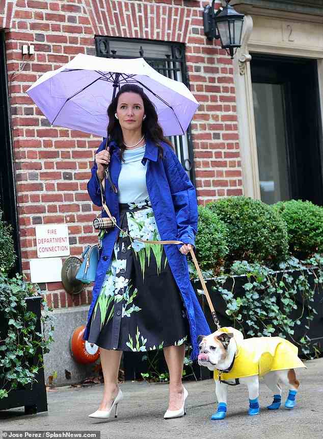 Zu allem bereit: Der Star – der Charlotte York Goldenblatt spielt – trug einen königsblauen Trench-Regenmantel und trug im Regen einen lavendelfarbenen Regenschirm