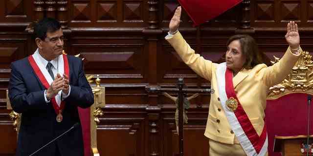 Die Peruanerin Dina Boluarte (rechts) begrüßt die Mitglieder des Kongresses, nachdem sie Stunden nach der Amtsenthebung des ehemaligen Präsidenten Pedro Castillo am 7. Dezember 2022 in Lima als neue Präsidentin vereidigt wurde. 