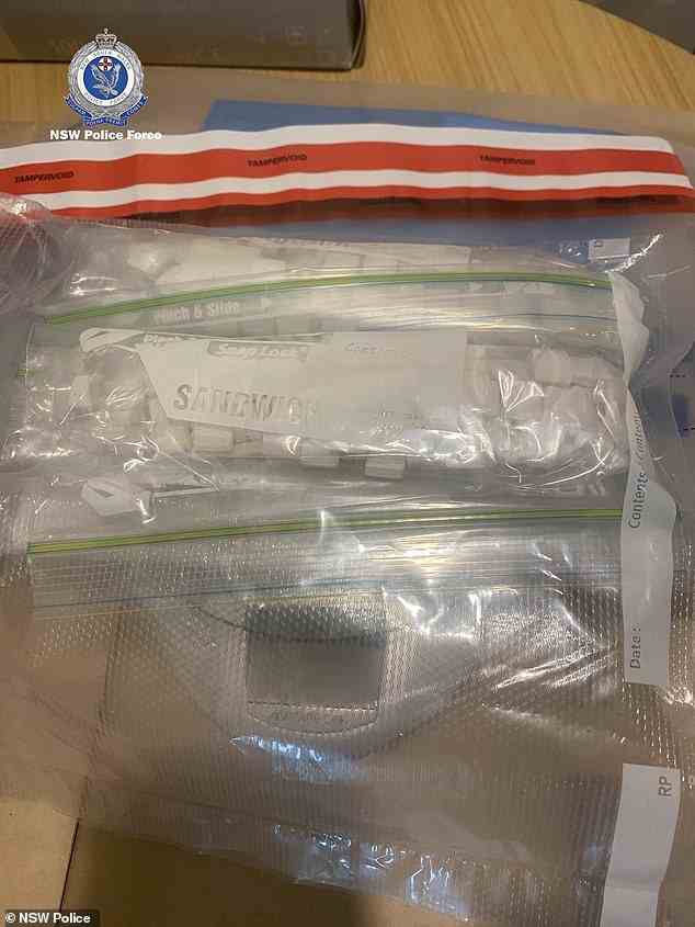 Bei den Razzien beschlagnahmten die Beamten 500 MDMA-Tabletten, 100 g Kokain, 3,2 kg 1,4-Butandiol, 700 g Methylamphetamin, mehr als 1 kg Cannabis und mehr als 70.000 Dollar Bargeld