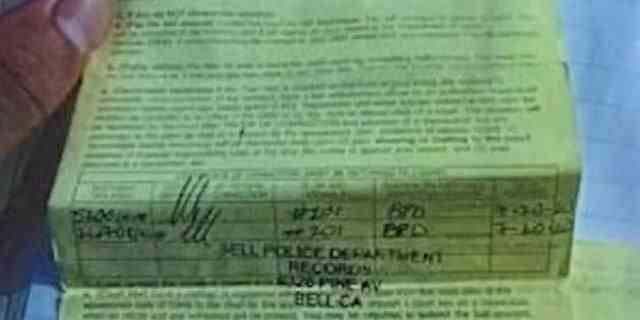 Ein Ticket, das mit dem Namen eines Beamten der California Highway Patrol gefälscht wurde.  Am Mittwoch enthüllten die kalifornischen Behörden einen großen "repariere es" Ticketsystem, das die Fälschungen in dem Bemühen beinhaltete, Tickets für Fahrzeuge zu löschen, die für illegale Straßenrennen verwendet werden, offizielle Hilfe. 