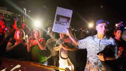 Auf diesem Aktenfoto stehen Demonstranten einem Fahrzeug mit Casey Anthony gegenüber, nachdem sie im Juli 2011 vom Tod ihrer Tochter Caylee freigesprochen wurde. 
