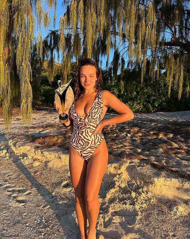 Der Clip zeigte Abbie, die in einem sehr tief ausgeschnittenen Badeanzug mit Zebramuster und einer Kokosnuss in der Hand am Strand herumalberte