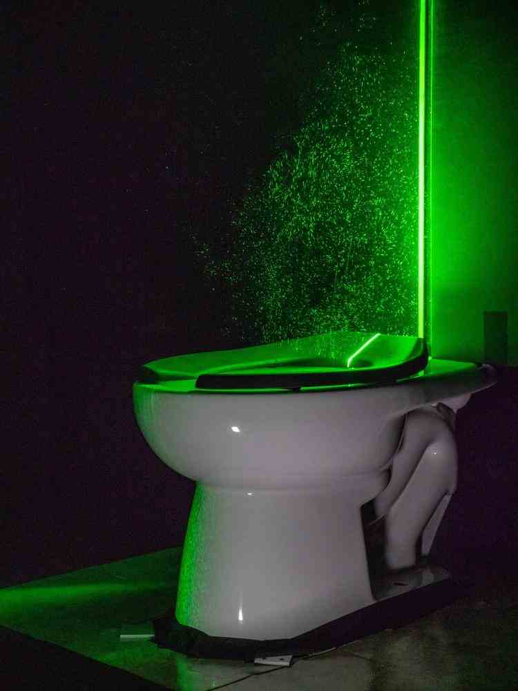 Ein leistungsstarker grüner Laser hilft, die Aerosolwolken einer Toilette sichtbar zu machen 