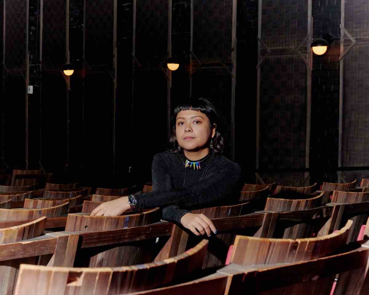 "Leonor wird niemals sterben" Regisseurin Martika Ramirez Escobar sitzt in einem Theater.