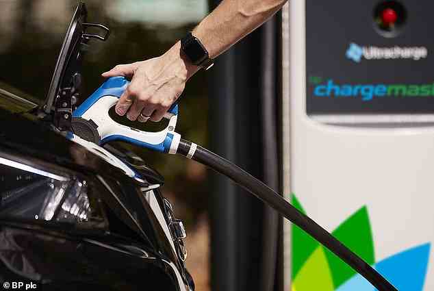 Akira Kirton, Chief Executive von BP Pulse UK, sagte: „Wir wollen unseren Kunden ein schnelles, zuverlässiges und bequemes Aufladen von Elektrofahrzeugen bieten, das zu ihrem geschäftigen Lebensstil passt