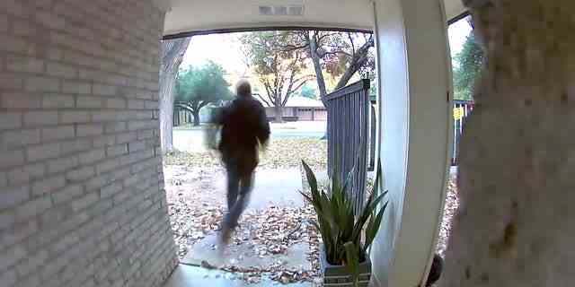 Fosters Blink-Überwachungskamera zeigt, wie die barfüßige Diebin von ihrem Haus wegflitzt.