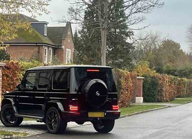 Diebe brachen am Samstagabend in die 6 Millionen Pfund teure Villa des englischen Stars in Surrey ein