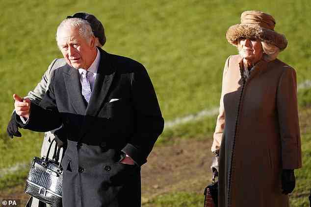 King Charles und Queen Consort stellten sich vor, wie sie das Spielfeld betraten