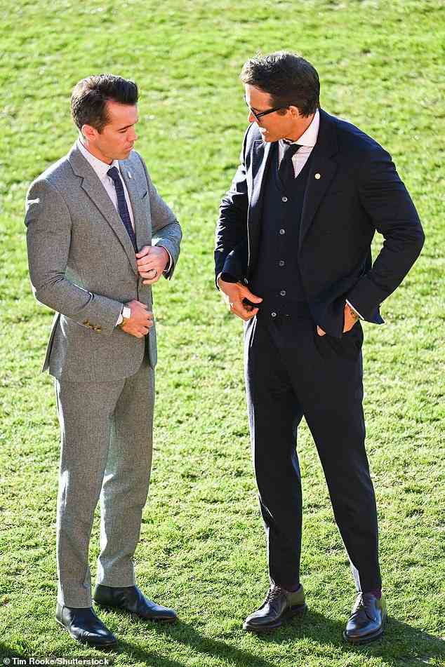 Ryan Reynolds und Rob McElhenney richten vor dem Treffen nervös ihre Jacken zurecht