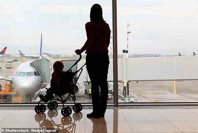 Prüfen Sie beim Check-in, ob es zusätzliche Sitzplätze auf dem Flug gibt und ob die Fluggesellschaft bereit wäre, Sie und das Baby auf einen zusätzlichen freien Sitzplatz zu bringen