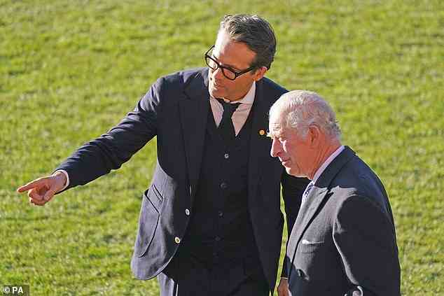 Ryan Reynolds spricht mit König Charles III auf dem Racecourse Ground des Wrexham Association Football Club