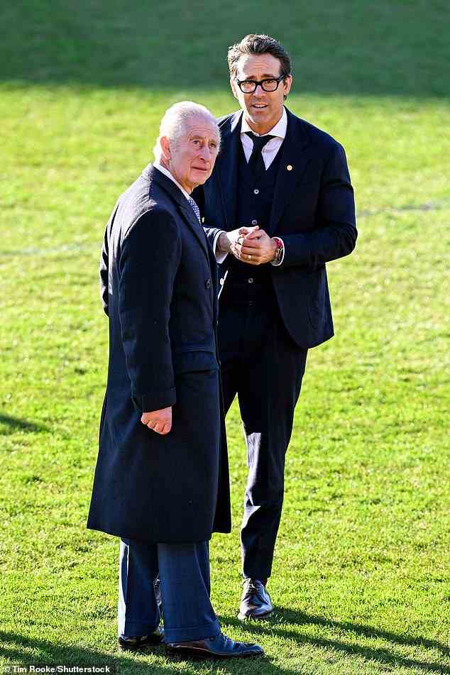 Der Schauspieler und Miteigentümer des Wrexham Clubs, Ryan Reynolds, unterhielt sich auf dem Spielfeld mit King Charles