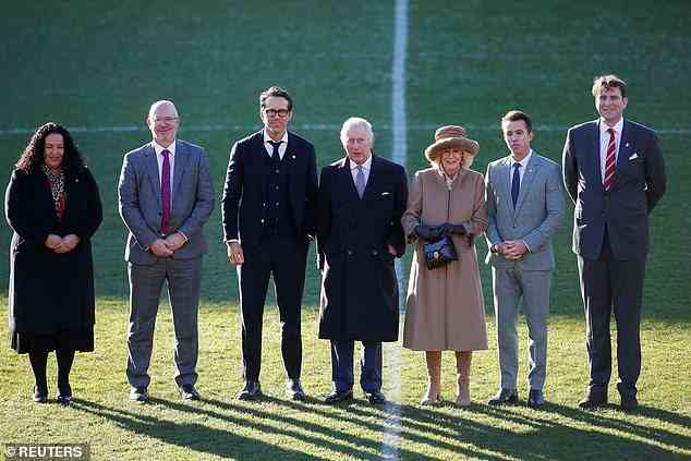 Die Miteigentümer des Wrexham Football Club, Ryan Reynolds und Rob McElhenney, stehen für ein Foto mit King Charles und Queen Camilla, als sie den Wrexham Football Club besuchen