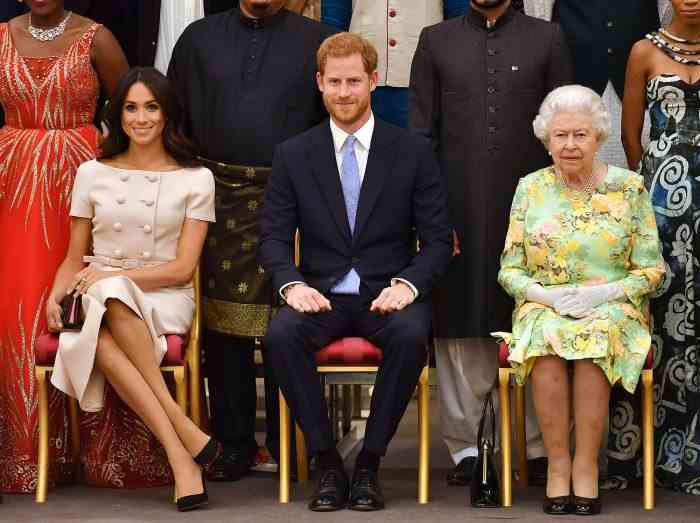 Meghan Markle scherzt, dass das Knickslernen wie ein Besuch im Mittelalter vor dem Treffen mit Königin Elizabeth II. war - 880 Queen's Young Leaders Awards Ceremony, Buckingham Palace, London, UK - 26. Juni 2018