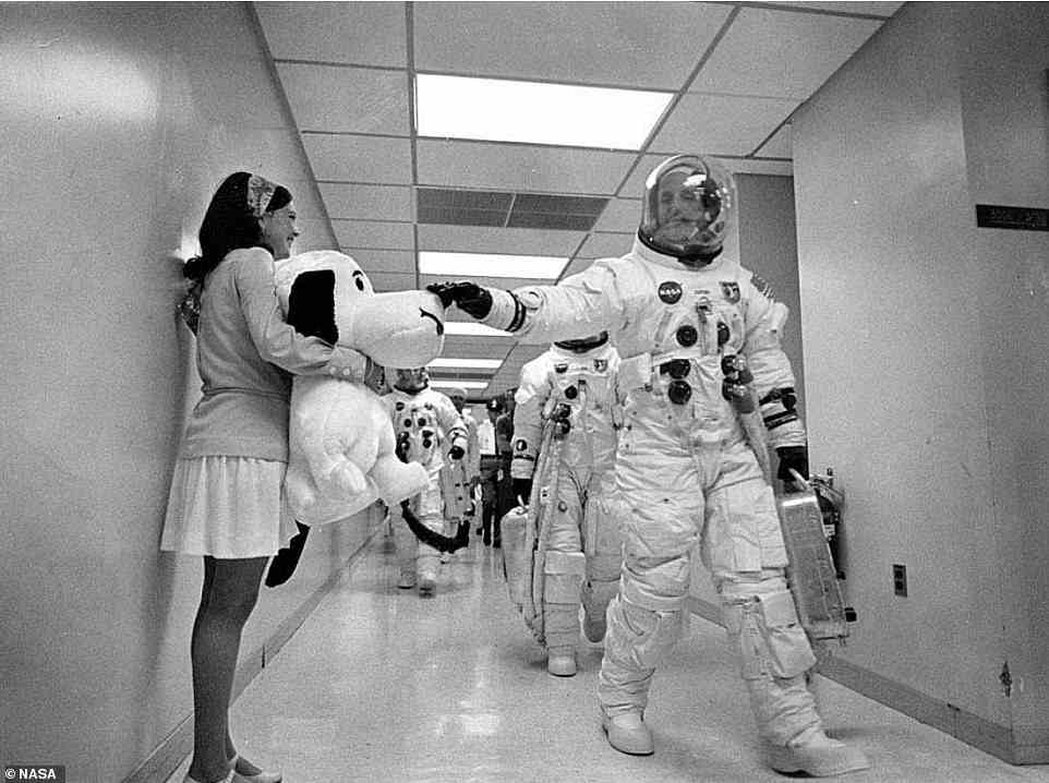 Als die Apollo 10-Crew den Korridor entlang zur Startrampe ging, tätschelte Missionskommandant Thomas P. Stafford die Nase von Snoopy, dem Maskottchen der Crew