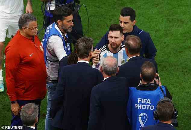 Messi ging dann nach dem Schlusspfiff hinüber, um Hollands Trainer Louis van Gaal zu konfrontieren