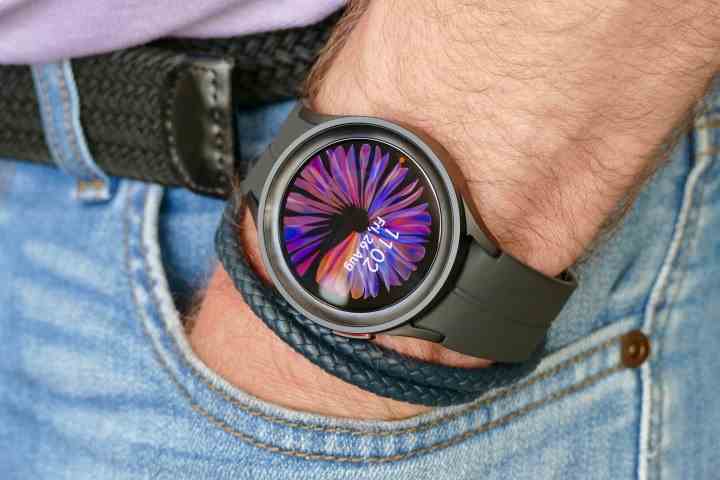 Mann mit einer Galaxy Watch 5 Pro.