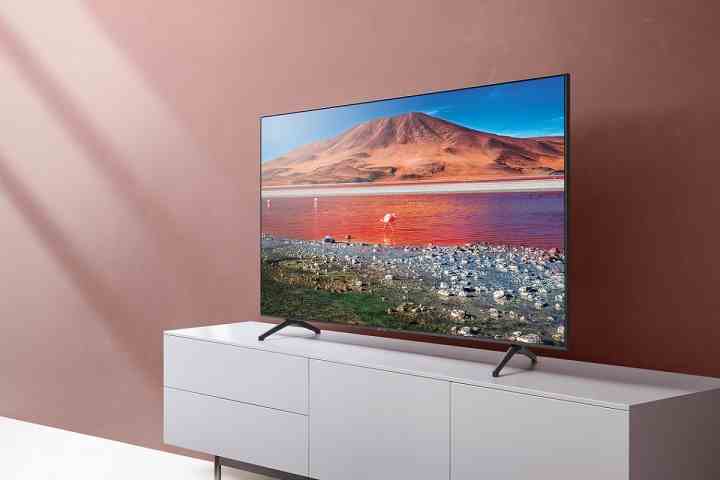 Der Samsung TU7000 4K-Fernseher, platziert auf einem TV-Rack.