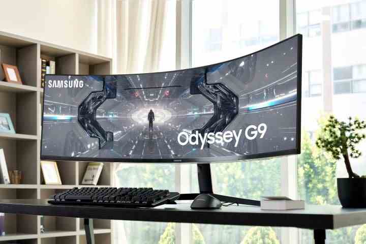 Vorderansicht des neuen QLED Odyssey Gaming-Monitors von Samsung auf dem Schreibtisch.