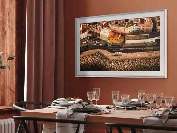 Ein 55-Zoll Samsung The Frame 4K-Fernseher hängt an einer Wand in einem Esszimmer.