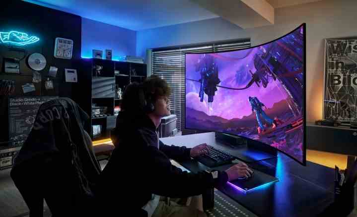 Ein Gamer sitzt vor dem Samsung Odyssey ARK Monitor.