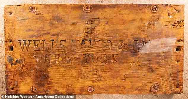 Der Deckel der ältesten bekannten Schatzkiste von Wells Fargo wurde in der ersten Auktion vorgestellt und schien dem nassen Grab unter dem Atlantischen Ozean standgehalten zu haben