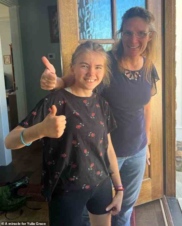 Yulia Hicks, links, ist eine 14-jährige gerettete Waise aus der Ukraine.  Ihr wurde eine lebensrettende Nierentransplantation verweigert, weil ihre Eltern sie nicht impfen lassen wollen