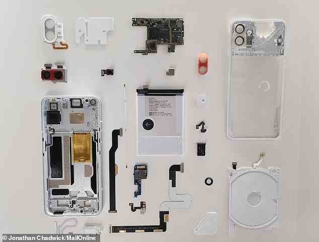 An der Wand befestigt sind die verschiedenen Komponenten, aus denen Phone (1) besteht, das einzige Smartphone, das die Firma anbietet