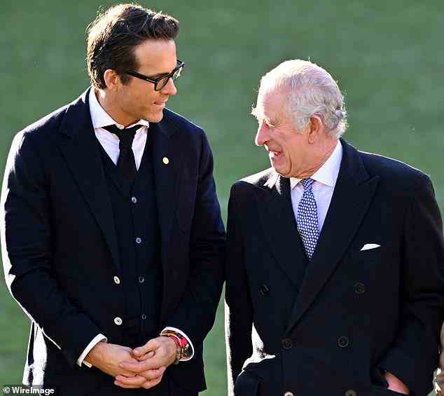 Es wird erwartet, dass König Charles und Prinz William zusammen mit anderen hochrangigen Royals „business as usual“ weiterführen.  Der King wurde gestern im Wrexham Football Club gesehen, als er seinen Besitzer Ryan Reynolds traf (im Bild).