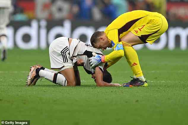 Neuer tröstet Deutschlands Jungstar Jamal Musiala nach dem WM-Aus seiner Nation