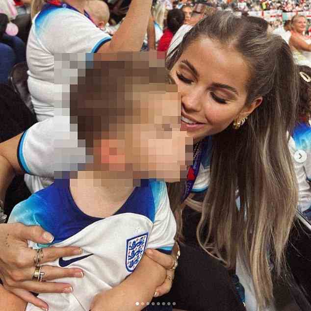 Luke Shaws Freundin Anouska Santos teilte gestern ein Foto von ihr und dem Sohn des Paares aus dem Stadion in Katar und erklärte trotzig: „Hier bis zum Ende“