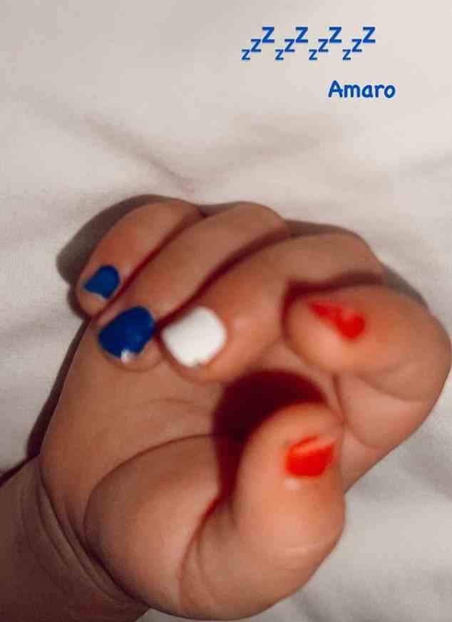 Antoine Griezmanns Frau Erika Choperena teilte eine Instagram-Geschichte, in der Nägel in den französischen Nationalfarben lackiert wurden