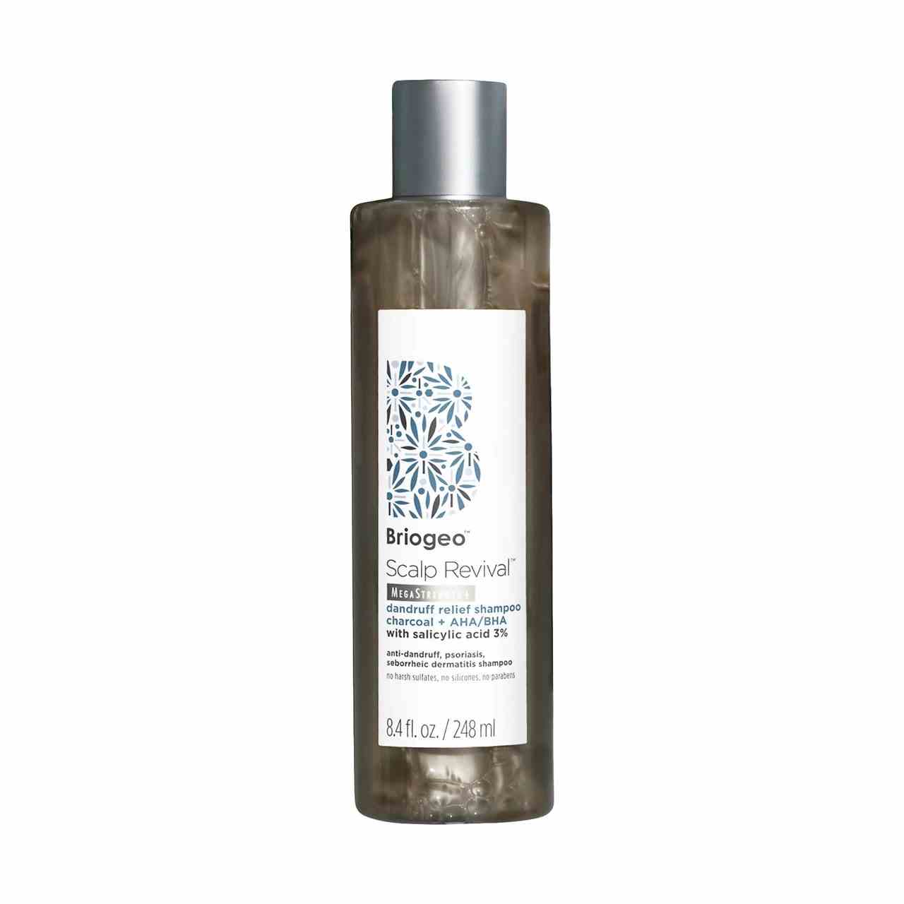 Briogeo Scalp Revival Dandruff Relief Charcoal Shampoo Flasche schwarzes Shampoo mit weißem Etikett auf weißem Hintergrund
