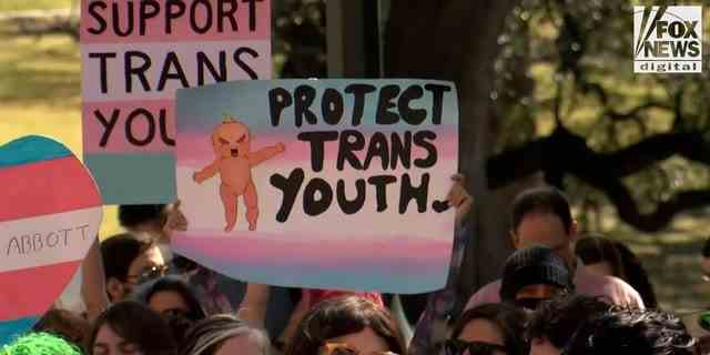 Demonstranten protestieren zur Unterstützung der Rechte von Transgender-Jugendlichen.